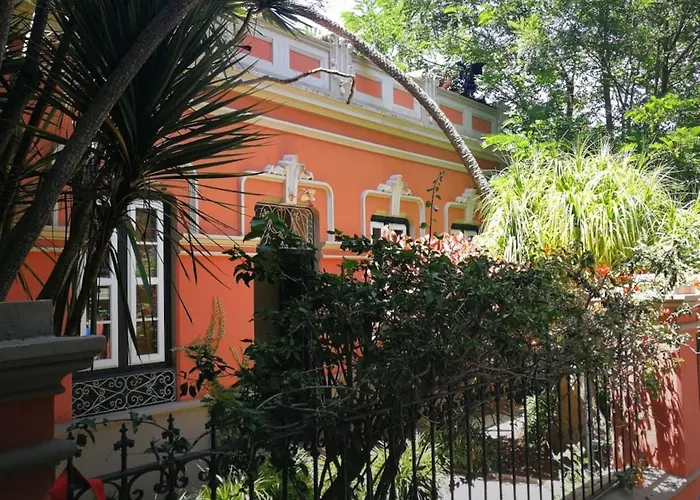 Casa Emblematica En Entorno De Cuento *