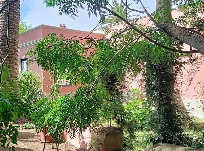 Casa Emblematica En Entorno De Cuento Villa