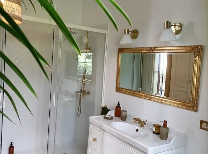 Casa Emblematica En Entorno De Cuento *