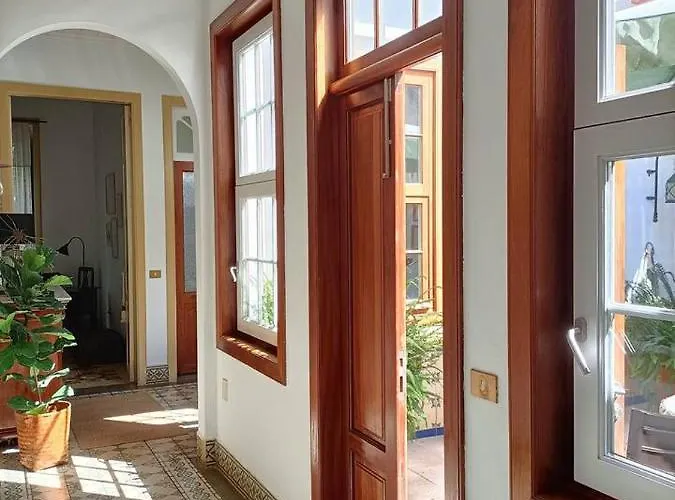 Casa Emblematica En Entorno De Cuento *