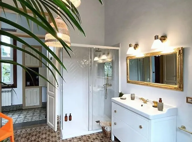 Casa Emblematica En Entorno De Cuento