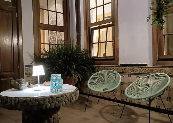 Casa Emblematica En Entorno De Cuento *