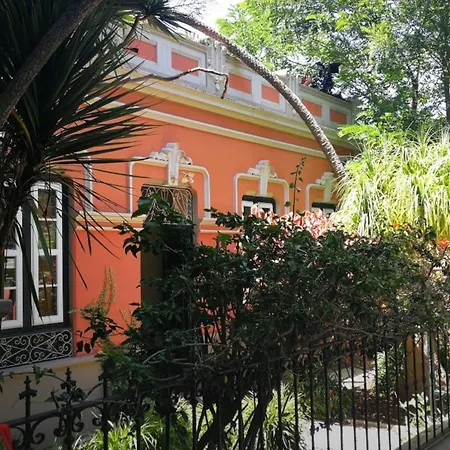 Casa Emblematica En Entorno De Cuento *