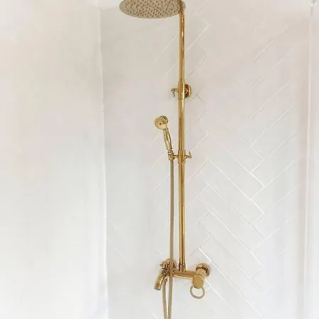 Casa Emblematica En Entorno De Cuento *