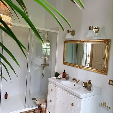 Casa Emblematica En Entorno De Cuento *