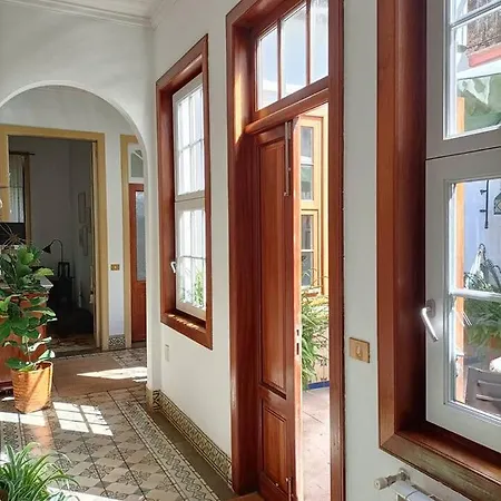 Casa Emblematica En Entorno De Cuento *