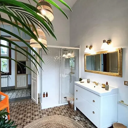 Casa Emblematica En Entorno De Cuento